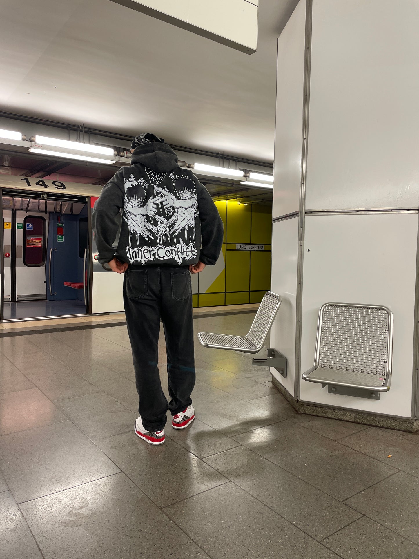Lifesytle und Streetwear Foto in Hamburg mit dem Stonewashed hoodie