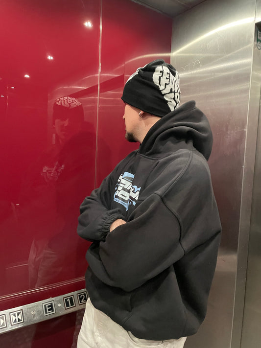 Lifestyle Foto von einem mann der einen Hoodie und Mütze trägt