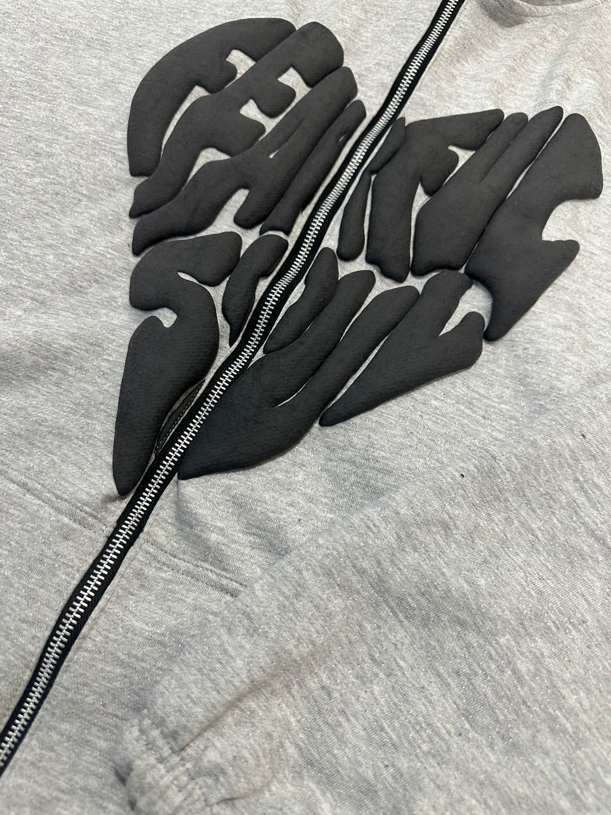 nahaufnahme des herz prints vom zip up hoodie